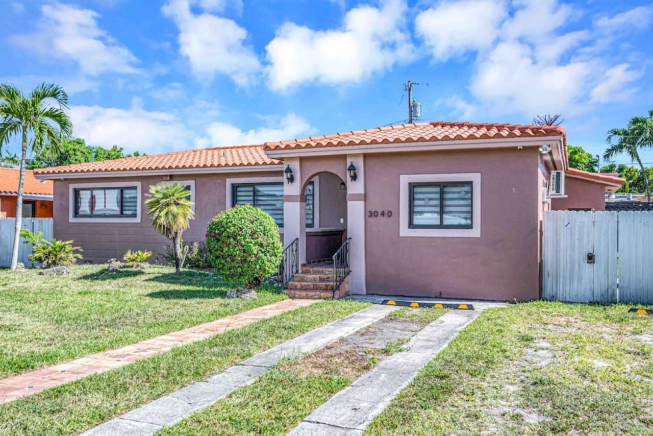 Amazing 3 Bed Home With Playground, Jacuzzi Grill Miami Exterior photo